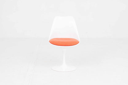 Tulip Stuhl von Eero Saarinen für Knoll International mit orangem Sitzkissen