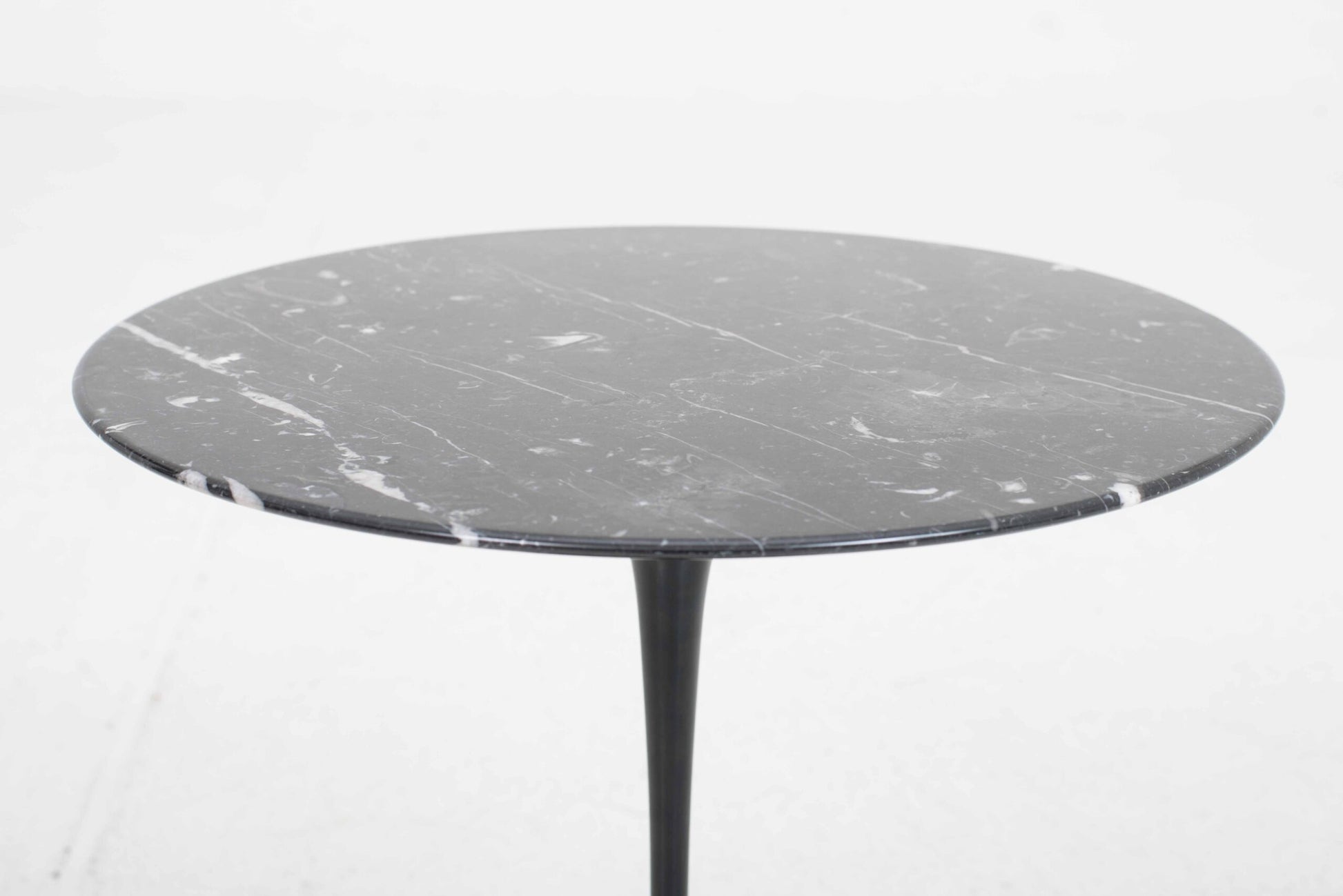 Vintage Beistelltisch "Tulip" von Eero Saarinen für Knoll International, schwarzer Marmor, Ø51cm