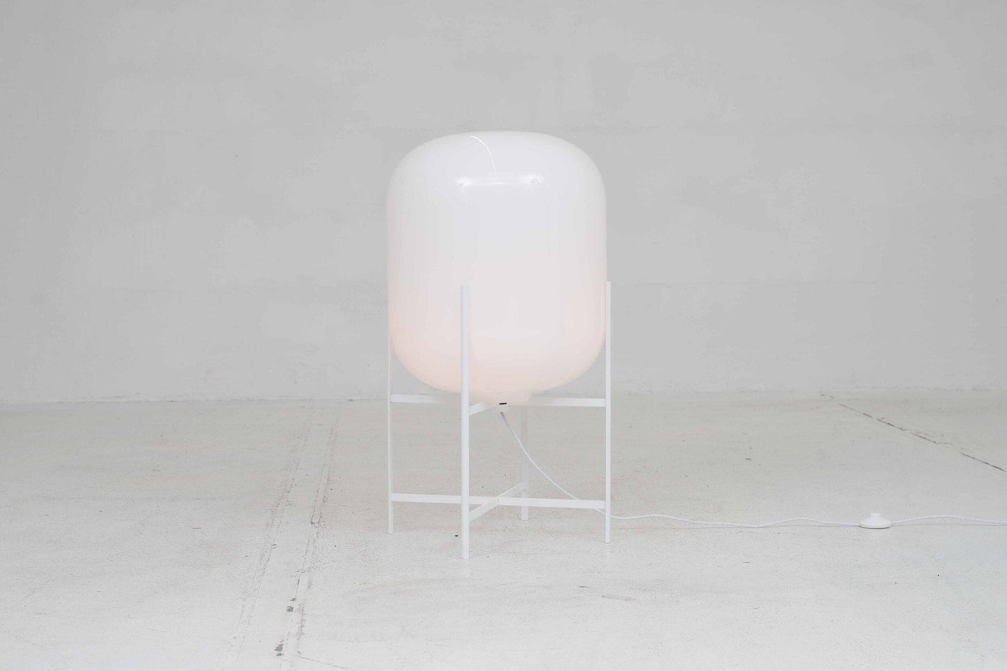 Lampadaire vintage Oda de Sebastian Herkner pour Pulpo en blanc