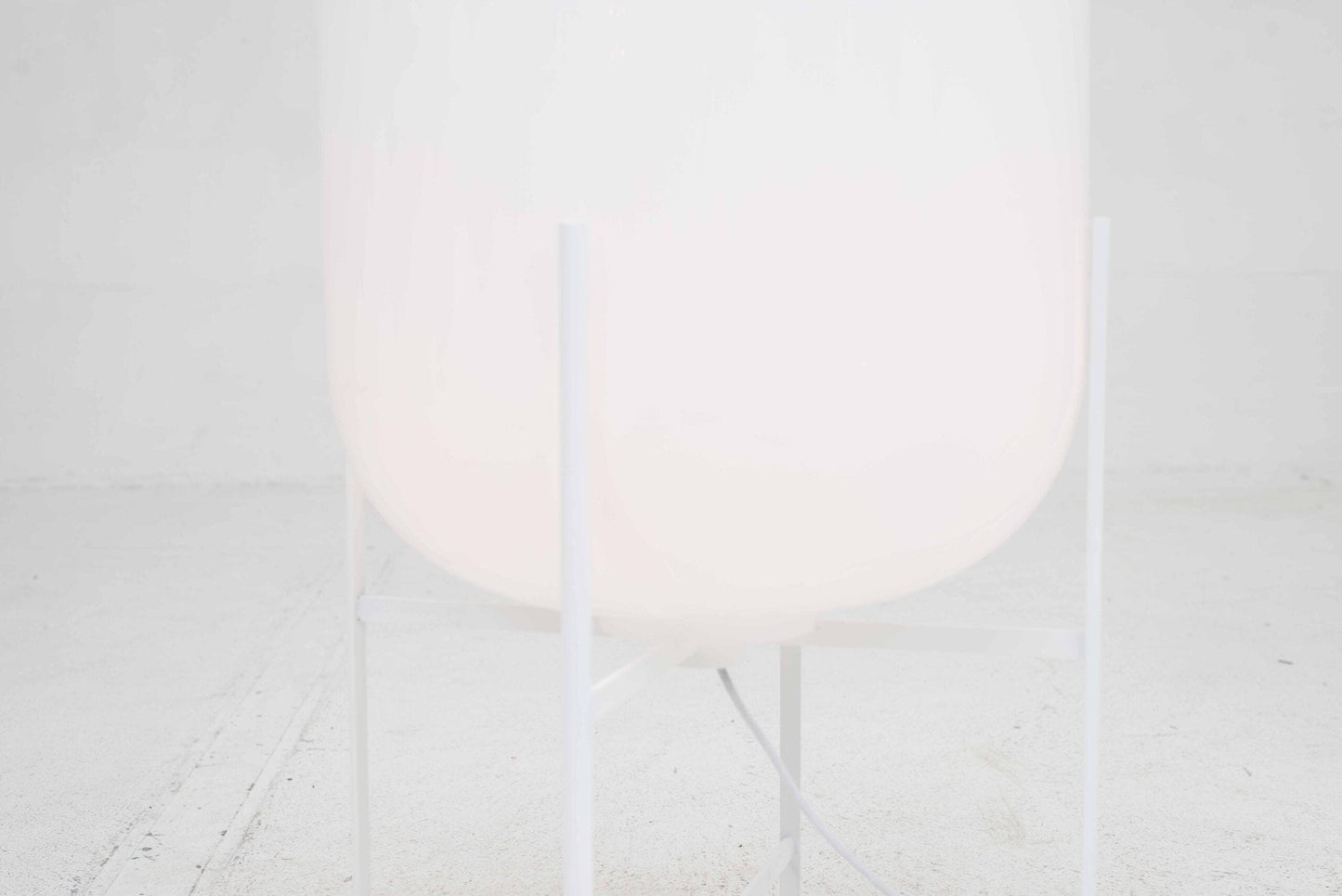 Lampadaire vintage Oda de Sebastian Herkner pour Pulpo en blanc