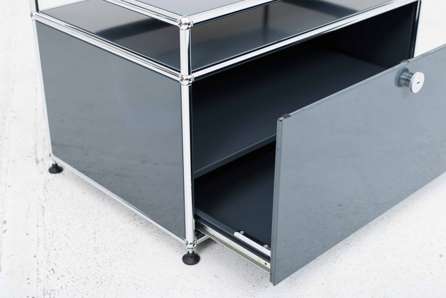 Meubles USM en gris anthracite