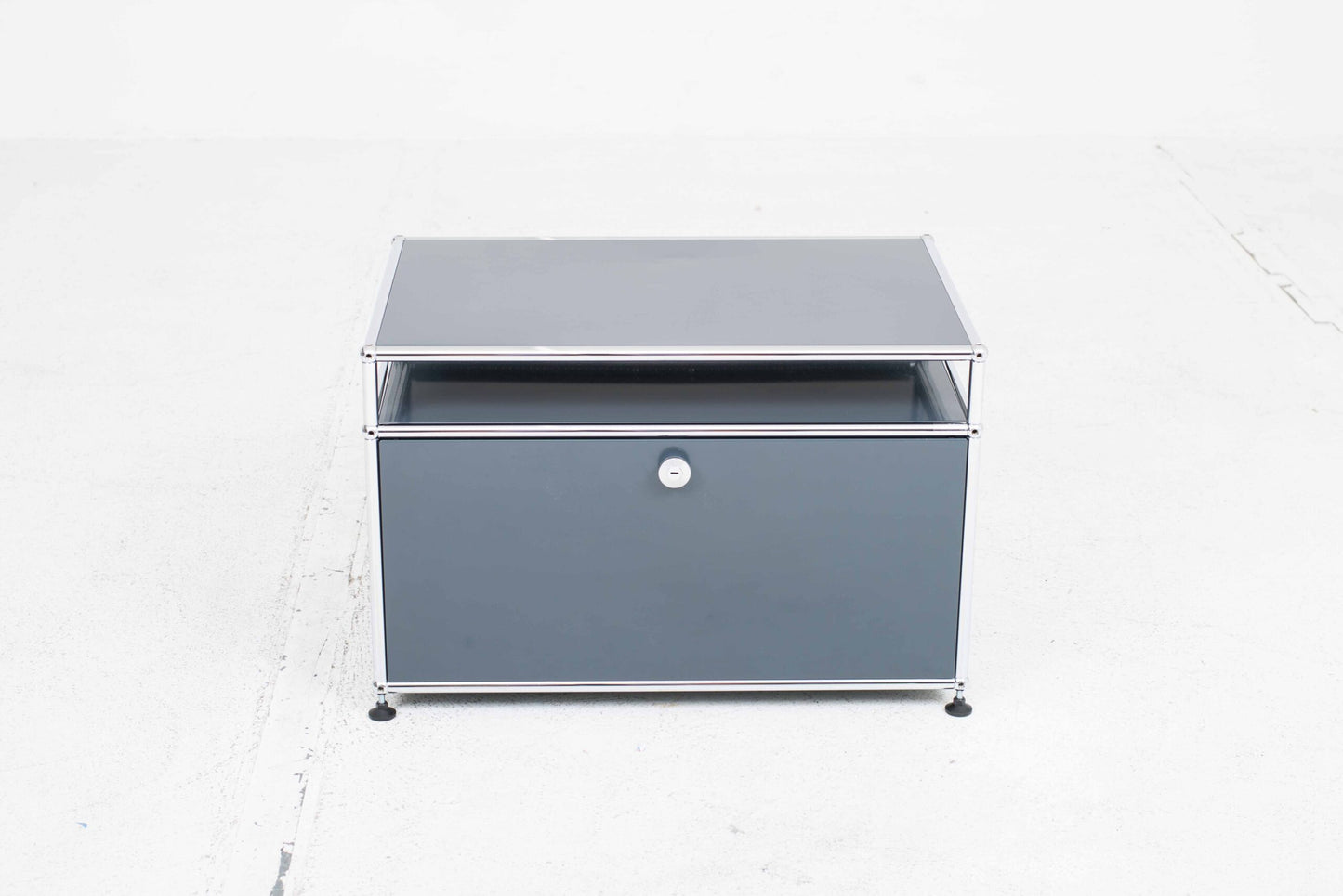 Meubles USM en gris anthracite