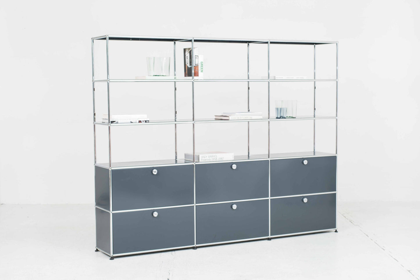 USM Regal in Anthrazitgrau