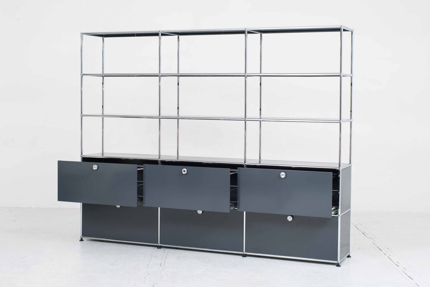 USM Regal in Anthrazitgrau