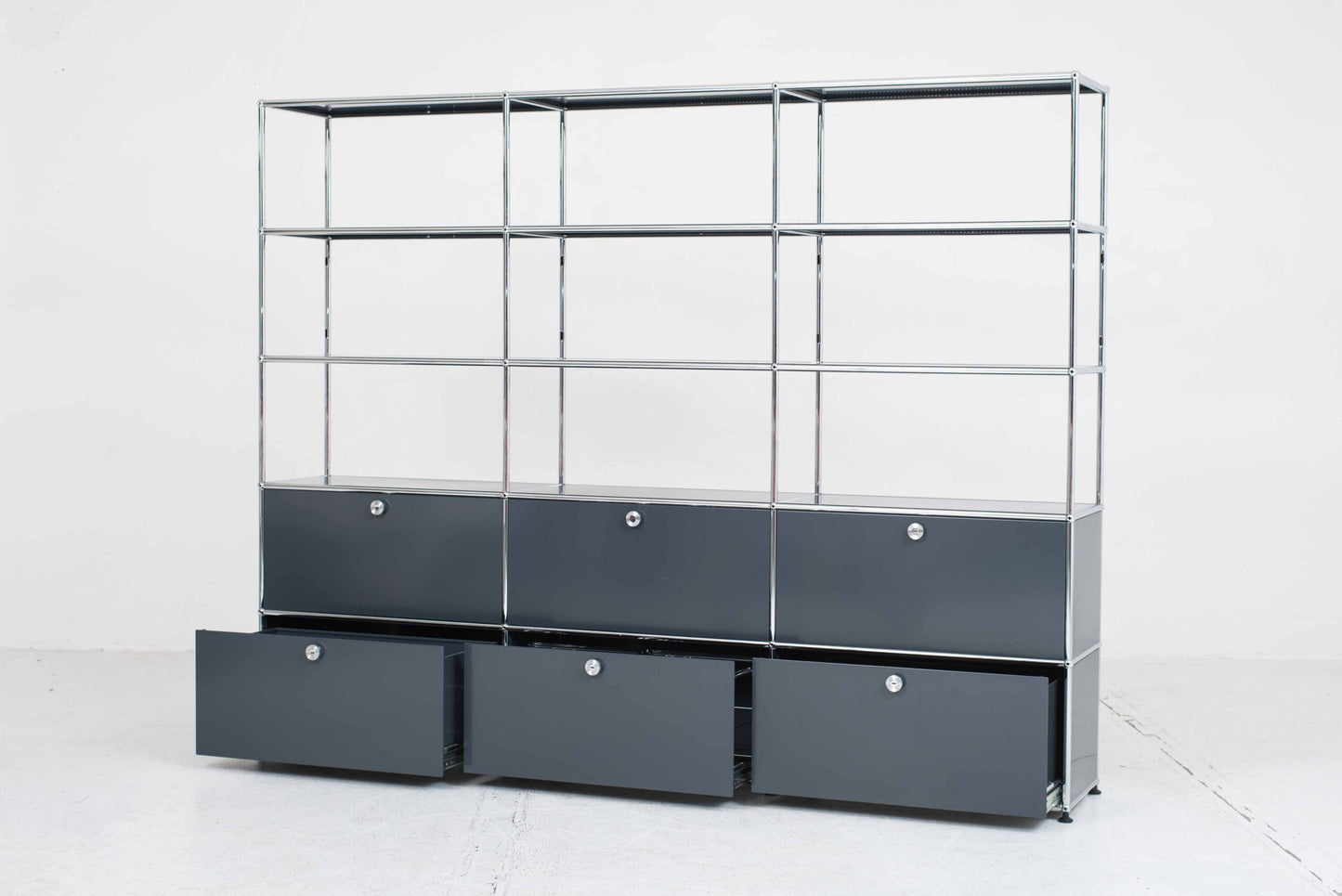 USM Regal in Anthrazitgrau