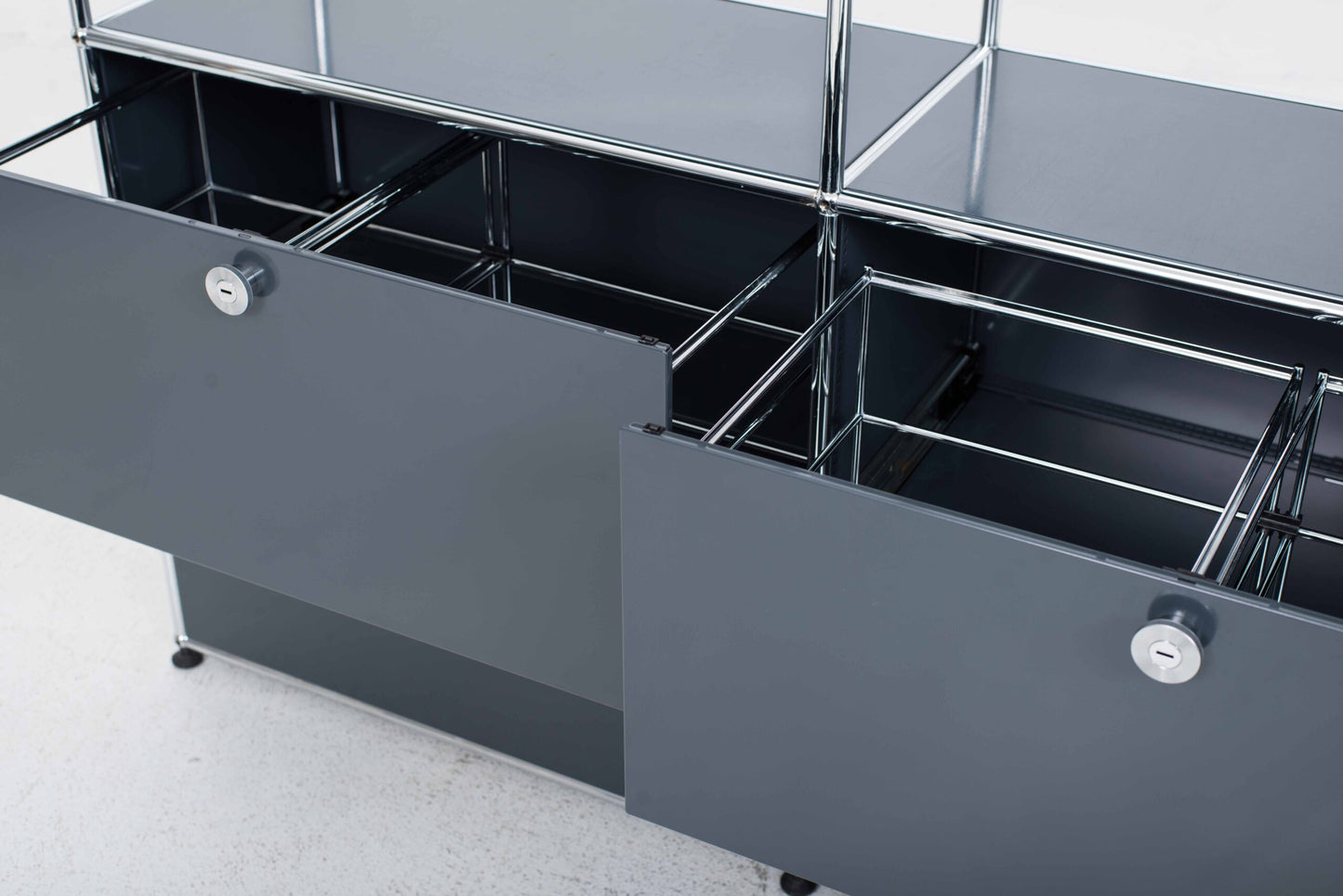 USM Regal in Anthrazitgrau