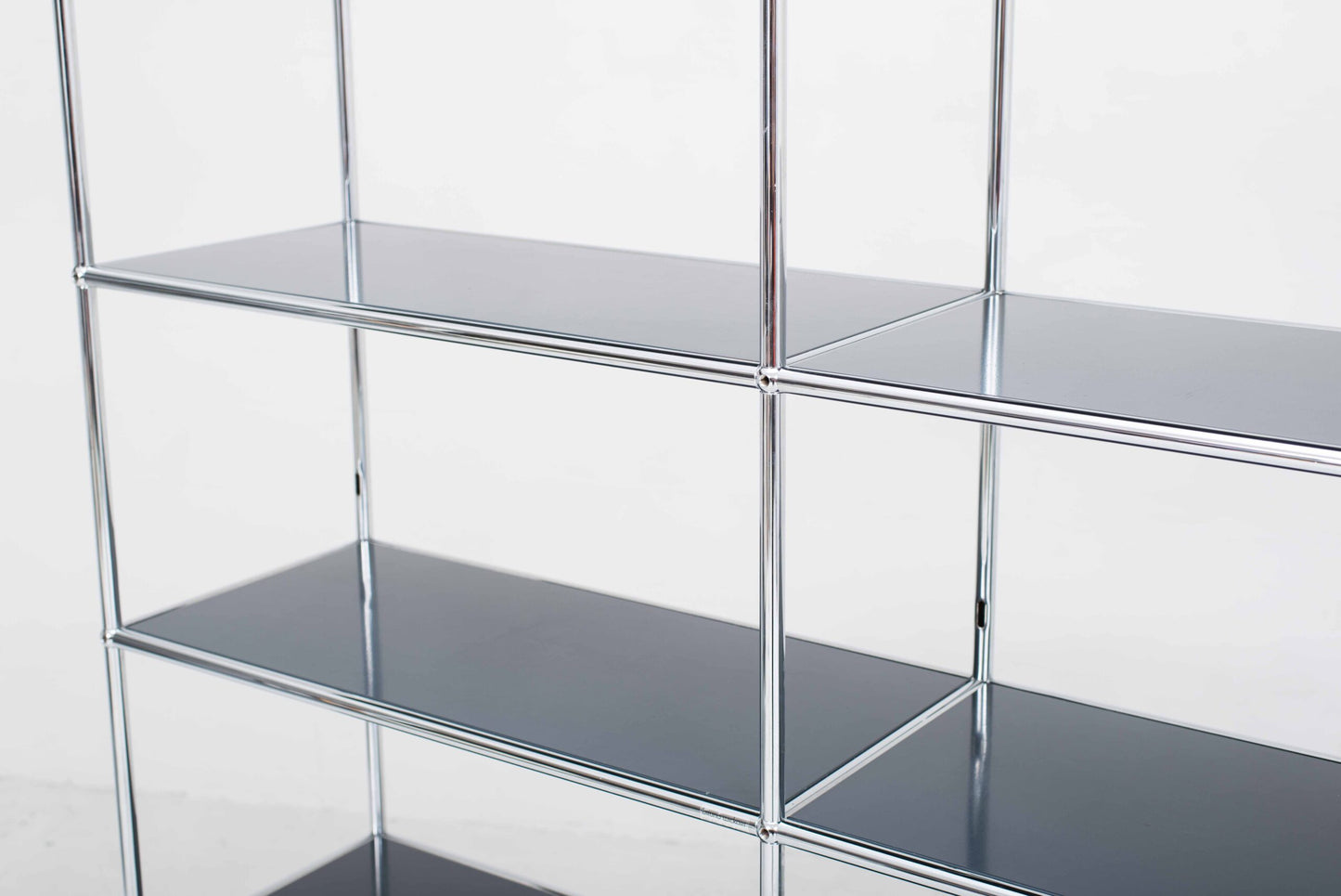 USM Regal in Anthrazitgrau