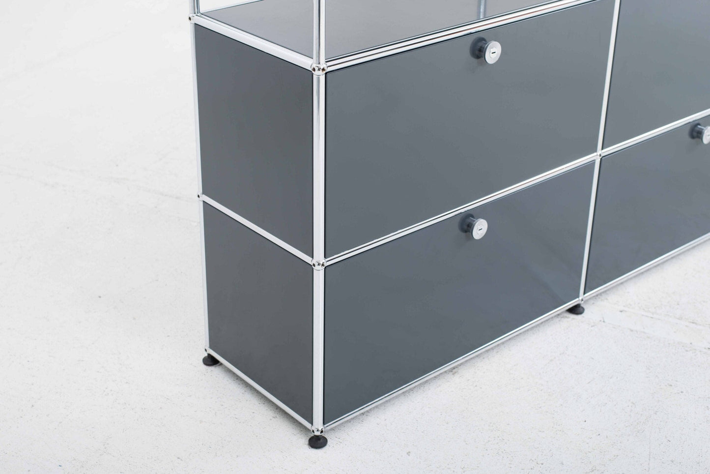 USM Regal in Anthrazitgrau