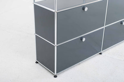 USM Regal in Anthrazitgrau