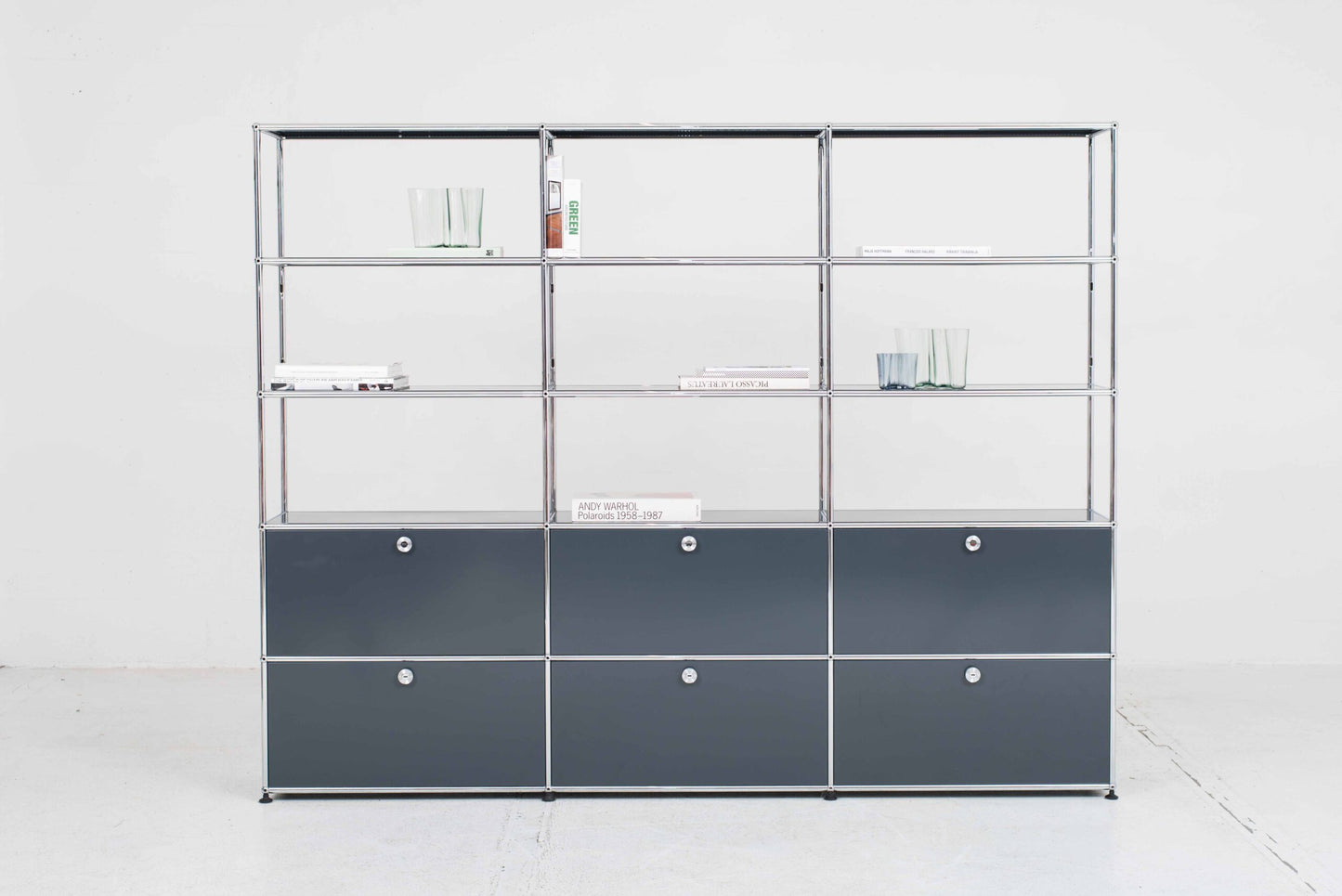 USM Regal in Anthrazitgrau