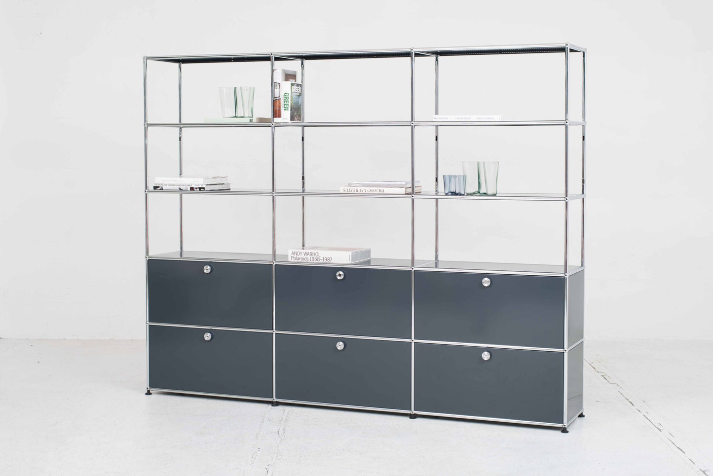 USM Regal in Anthrazitgrau