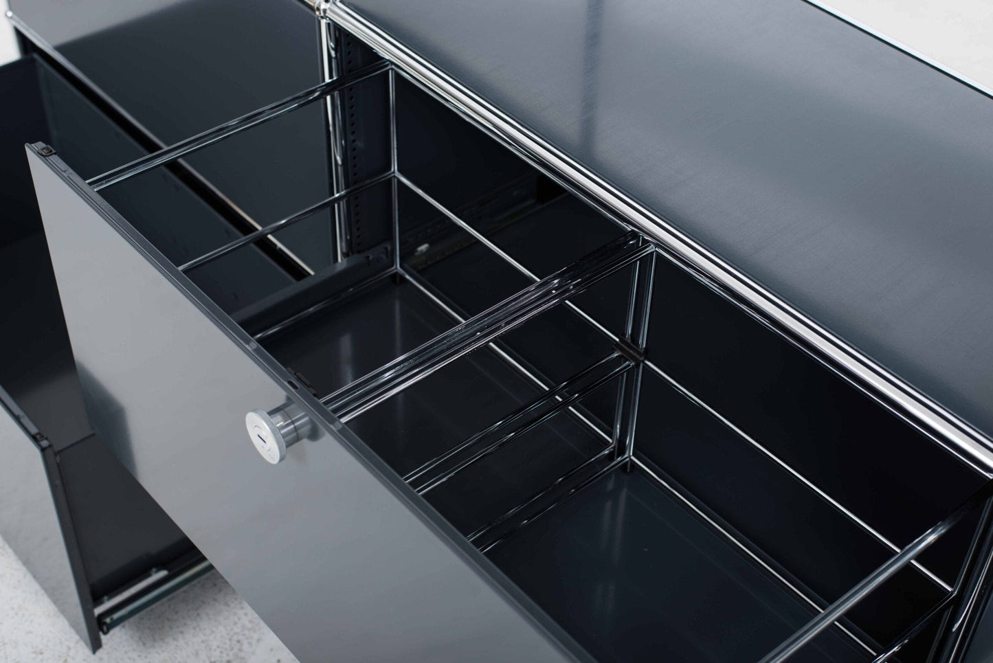 USM Regal in Anthrazitgrau