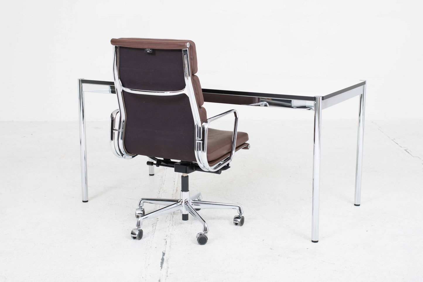 USM Schreibtisch 150cm x 75cm in Perlgrau