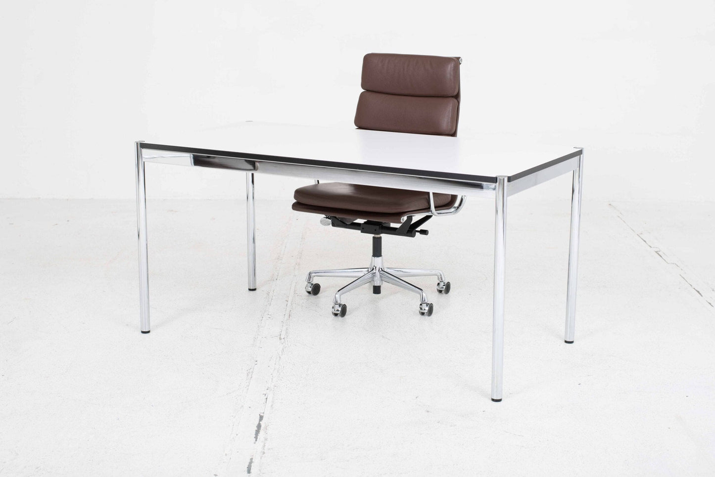 USM Schreibtisch 150cm x 75cm in Perlgrau