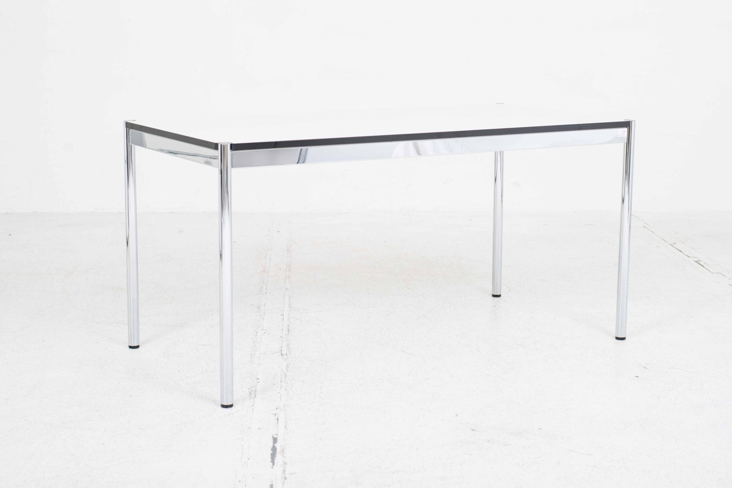 USM Schreibtisch 150cm x 75cm in Perlgrau