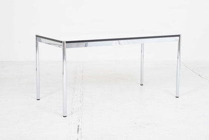 USM Schreibtisch 150cm x 75cm in Perlgrau