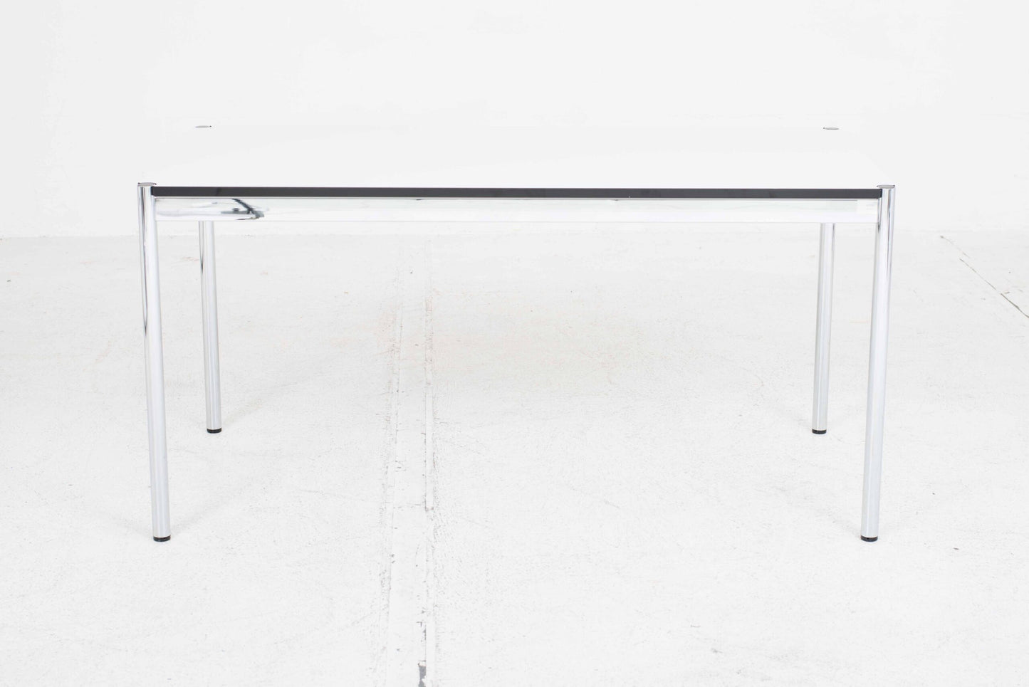 USM Schreibtisch 150cm x 75cm in Perlgrau