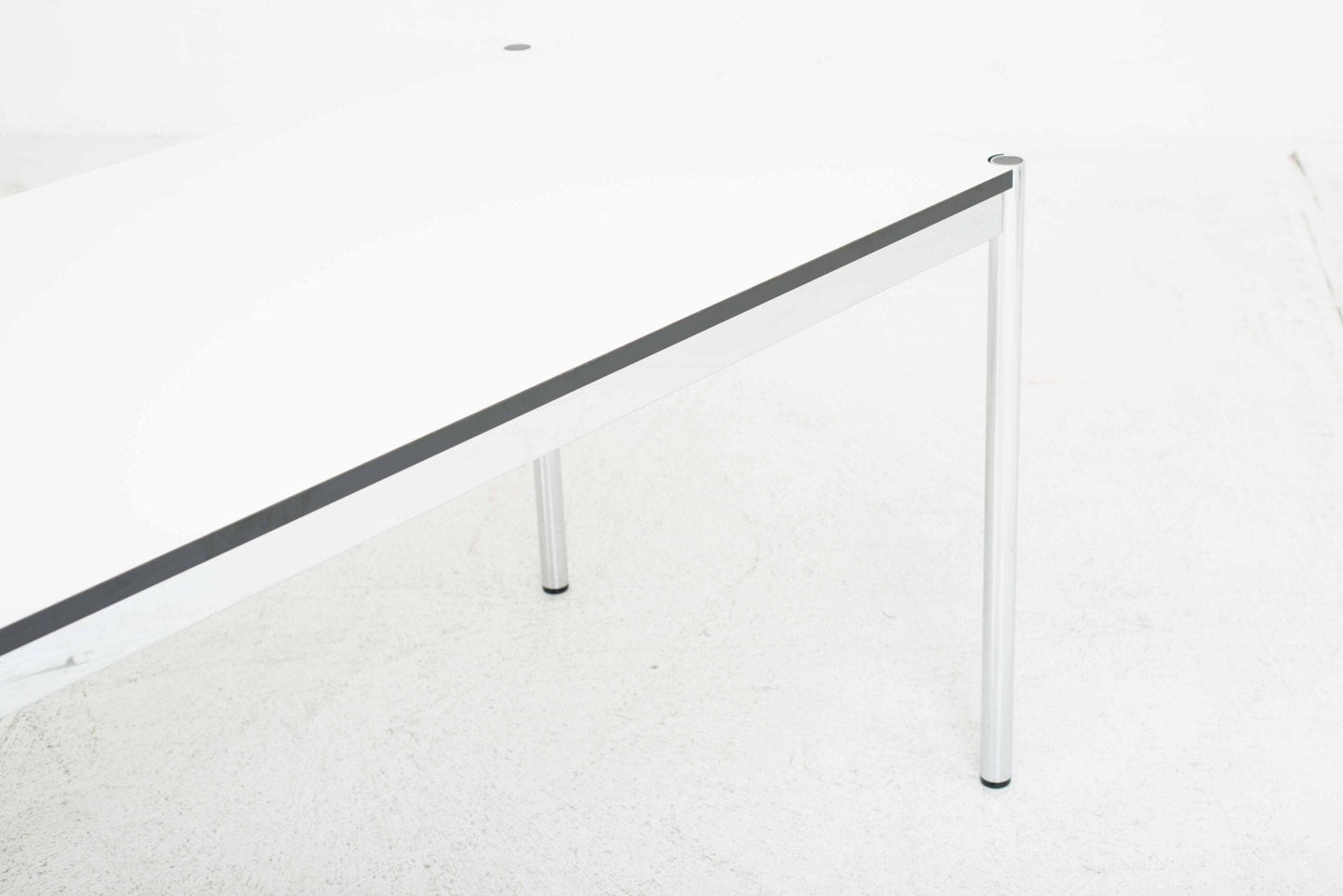 USM Schreibtisch 150cm x 75cm in Perlgrau