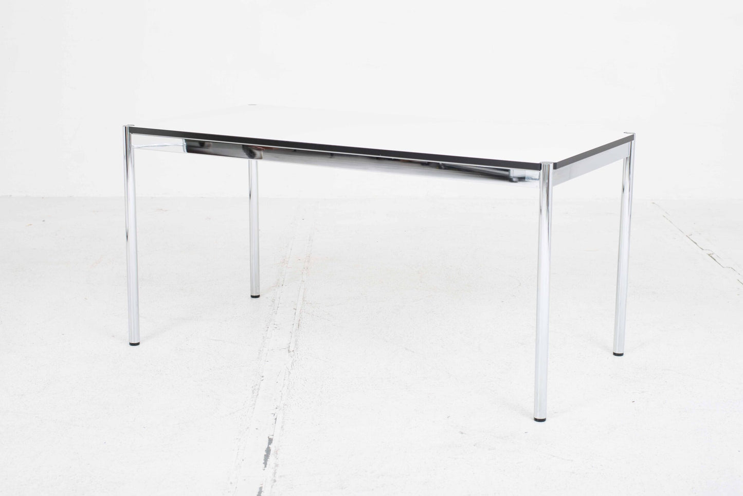 USM Schreibtisch 150cm x 75cm in Perlgrau