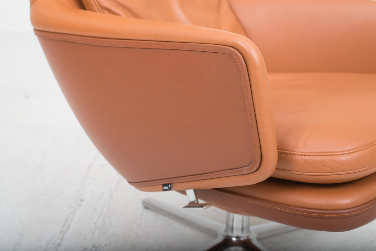 Fauteuil et pouf Vitra Grand Relax par Antonio Citterio
