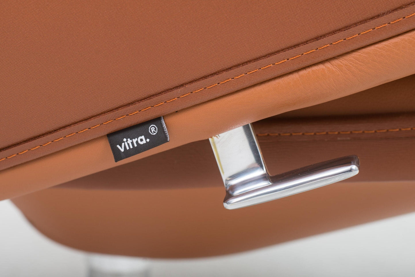 Fauteuil et pouf Vitra Grand Relax par Antonio Citterio