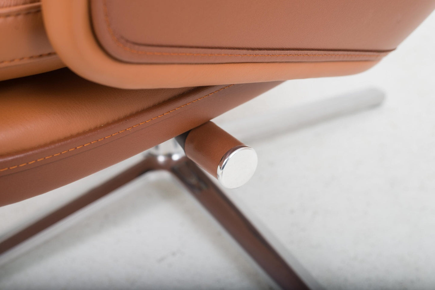 Fauteuil et pouf Vitra Grand Relax par Antonio Citterio