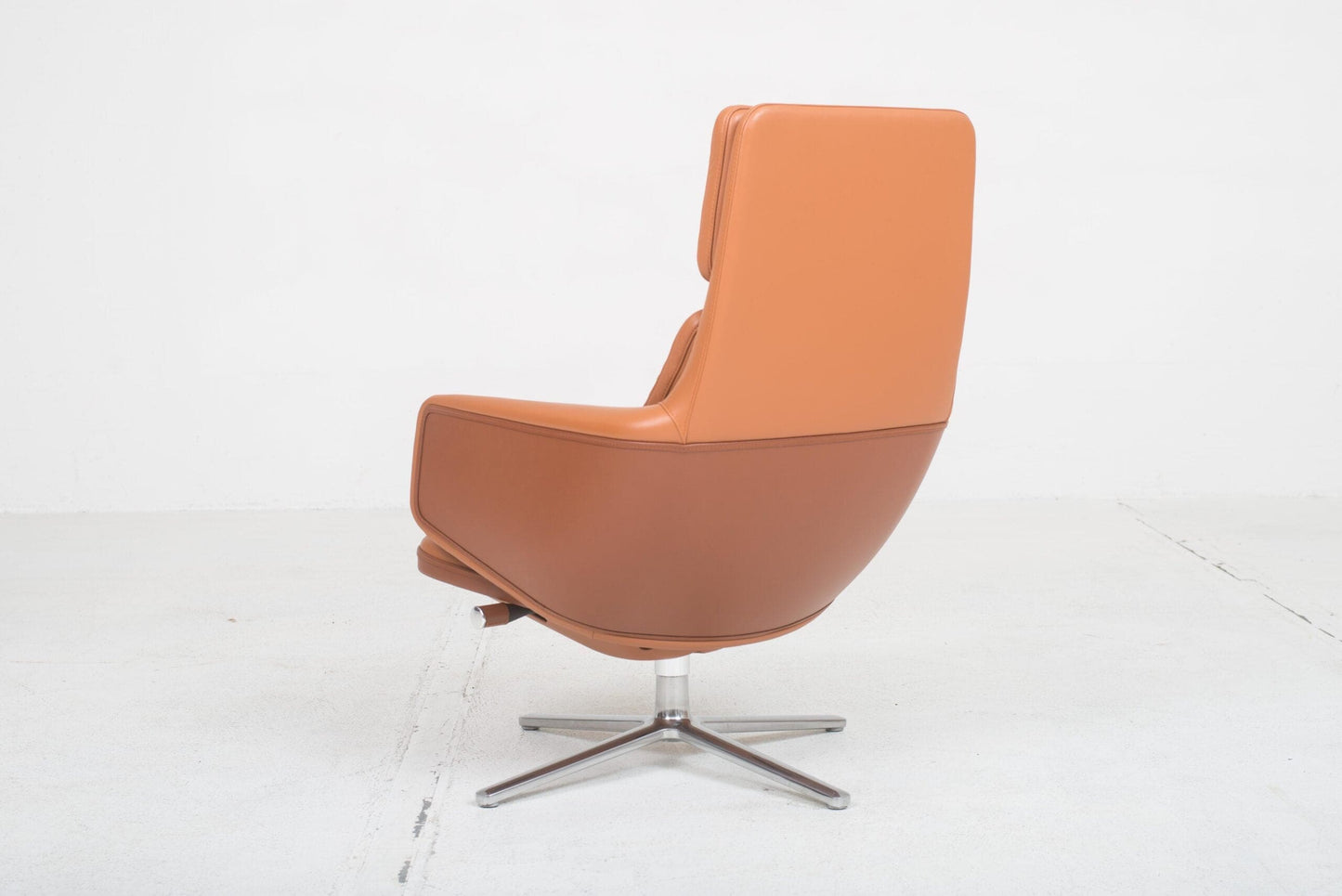 Fauteuil et pouf Vitra Grand Relax par Antonio Citterio