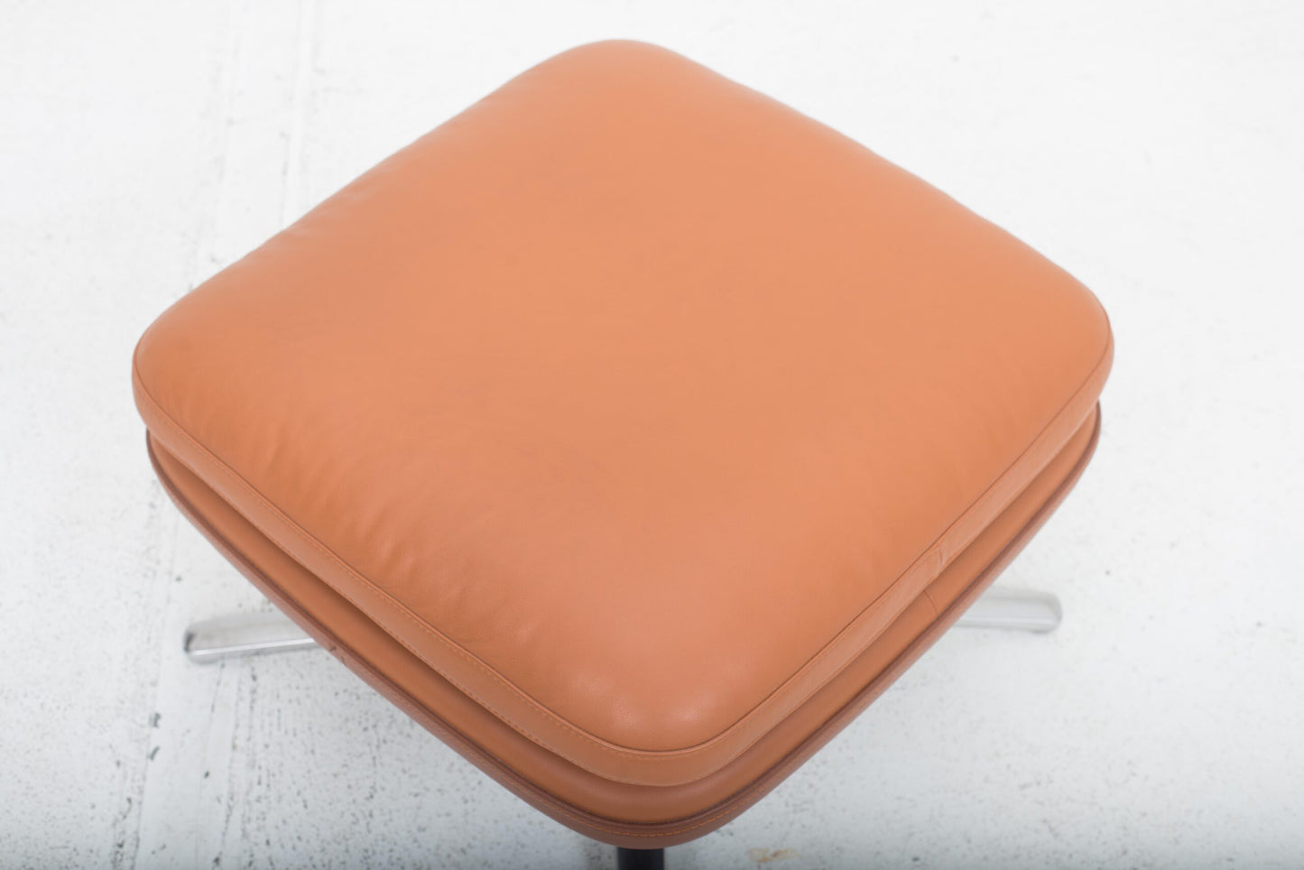 Fauteuil et pouf Vitra Grand Relax par Antonio Citterio