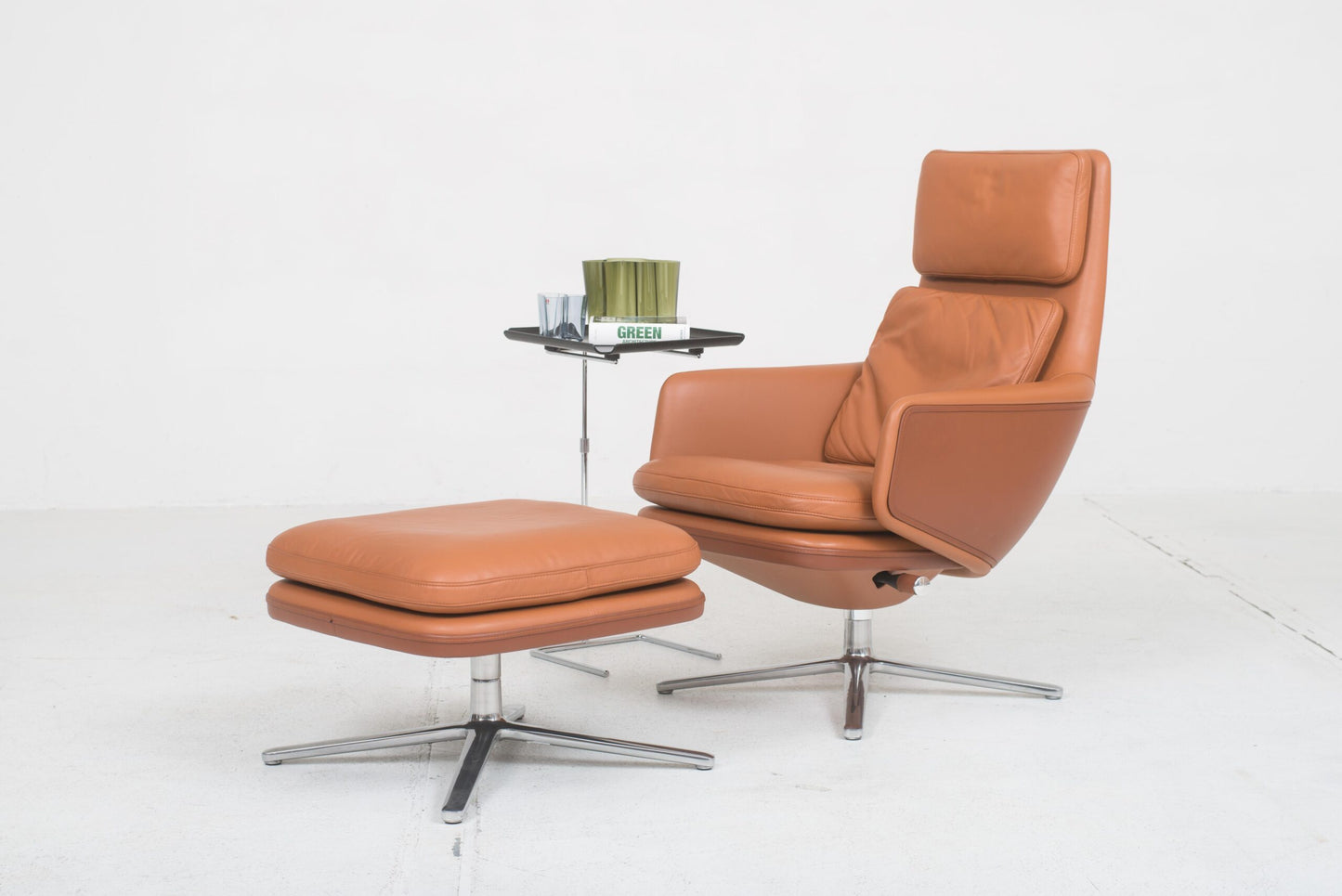Fauteuil et pouf Vitra Grand Relax par Antonio Citterio