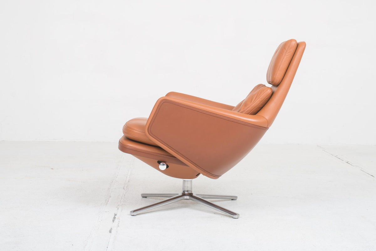 Fauteuil et pouf Vitra Grand Relax par Antonio Citterio