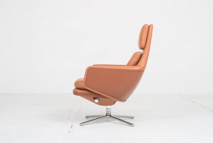 Fauteuil et pouf Vitra Grand Relax par Antonio Citterio