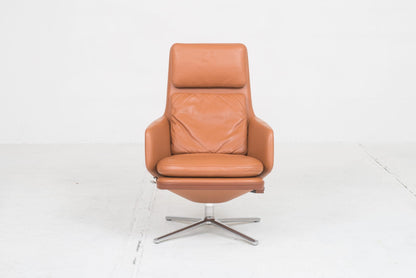 Fauteuil et pouf Vitra Grand Relax par Antonio Citterio