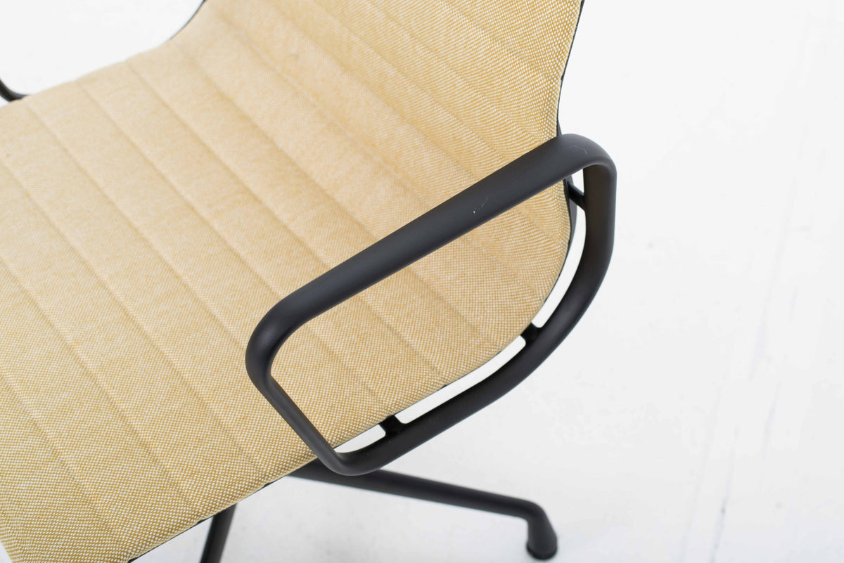 Vintage Stuhl EA 104 von Charles und Ray Eames für Vitra