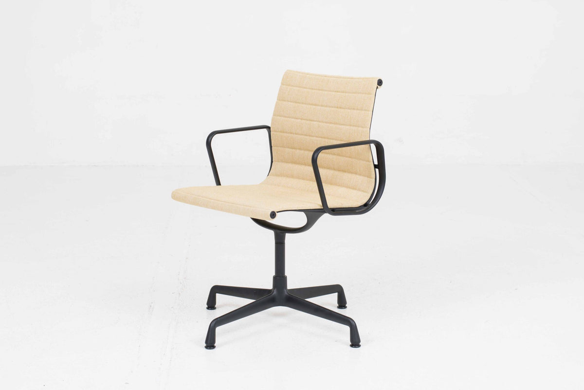 Vintage Stuhl EA 104 von Charles und Ray Eames für Vitra