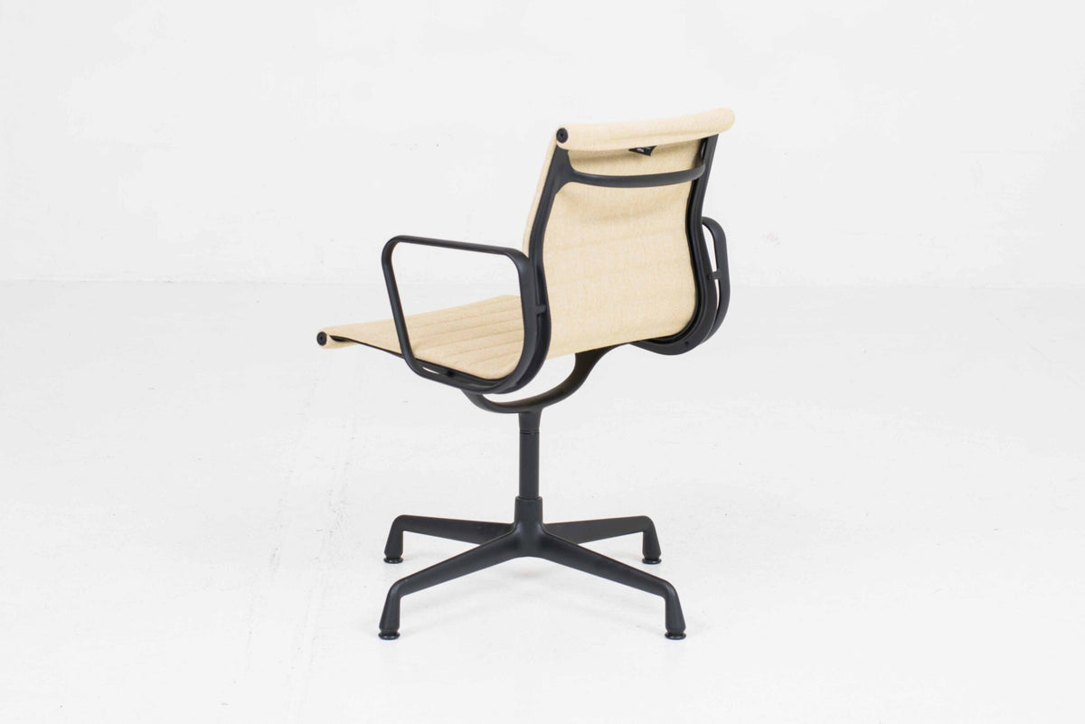 Vintage Stuhl EA 104 von Charles und Ray Eames für Vitra