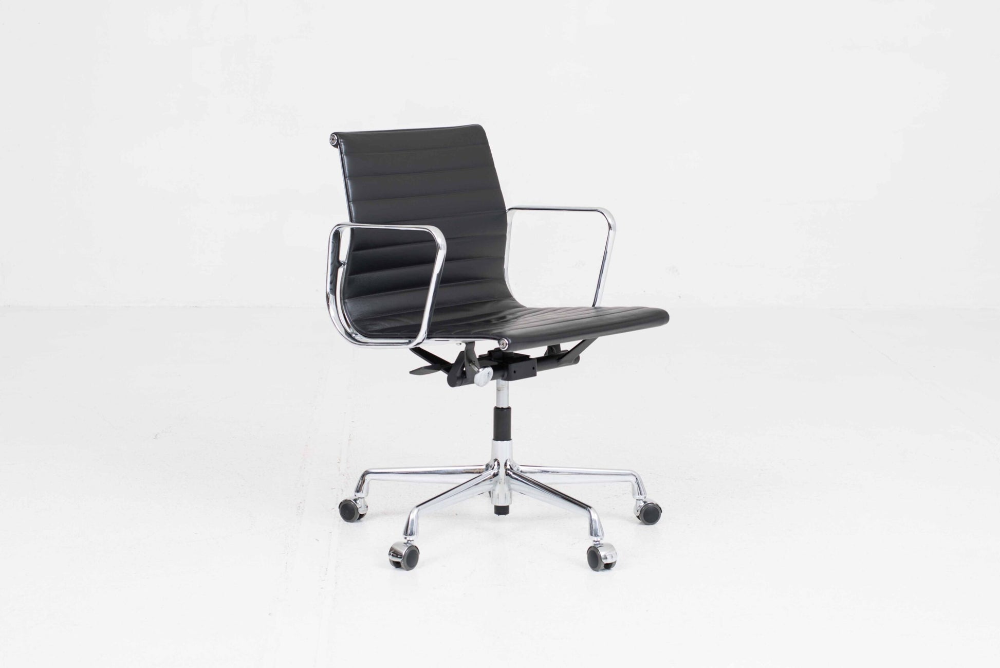 Vintage Bürostuhl "EA 117" von Charles und Ray Eames für Vitra