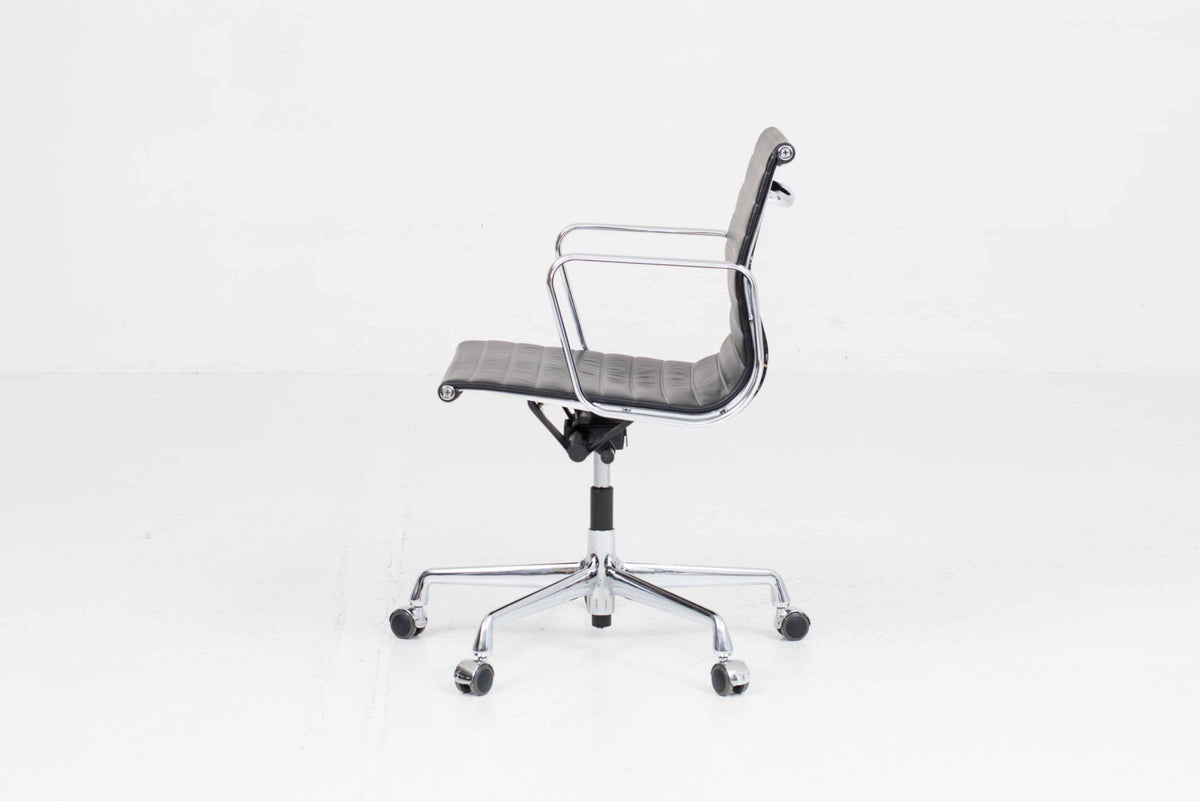 Vintage Bürostuhl "EA 117" von Charles und Ray Eames für Vitra