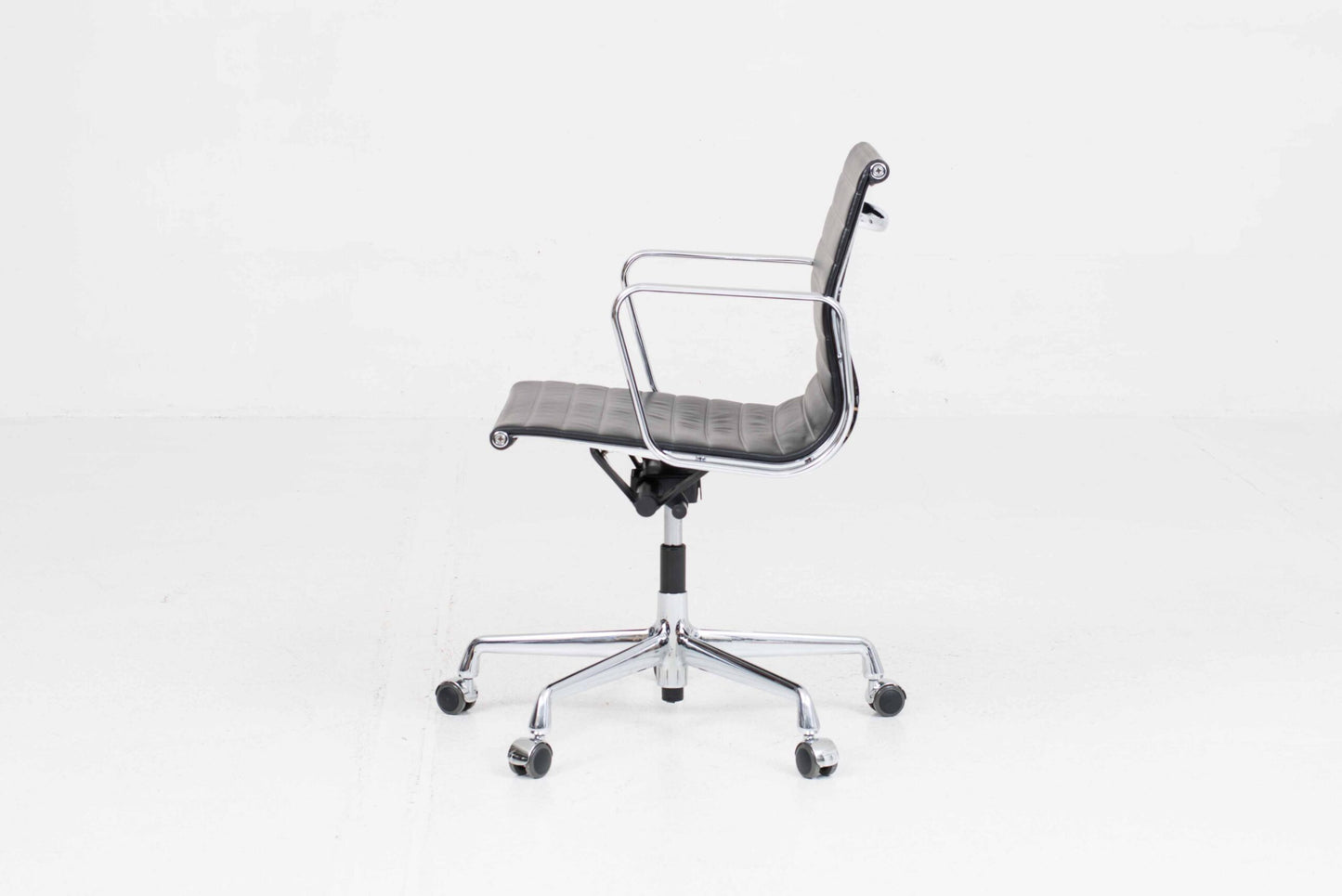 Vintage Bürostuhl "EA 117" von Charles und Ray Eames für Vitra