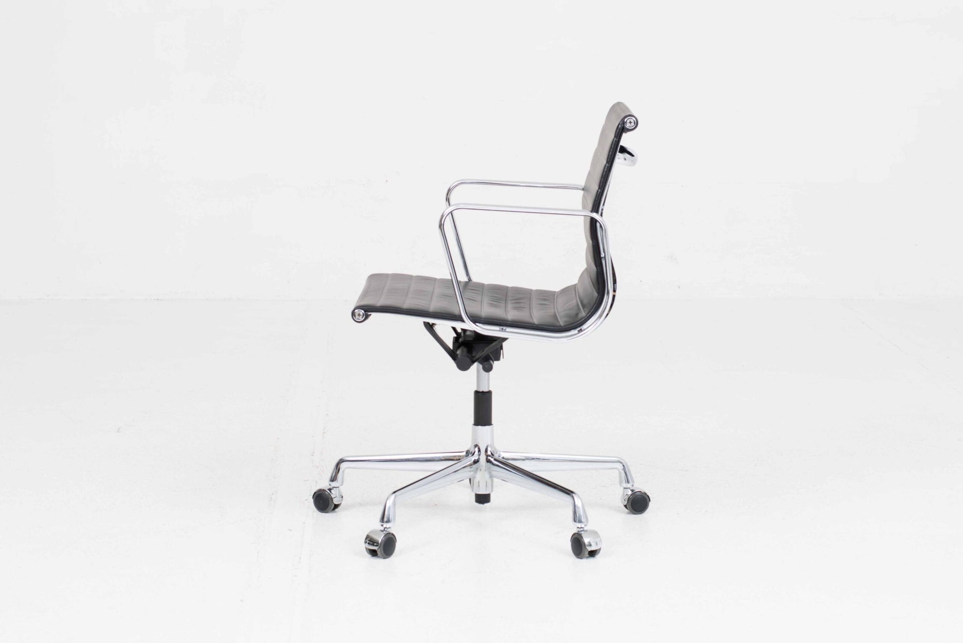 Vintage Bürostuhl "EA 117" von Charles und Ray Eames für Vitra