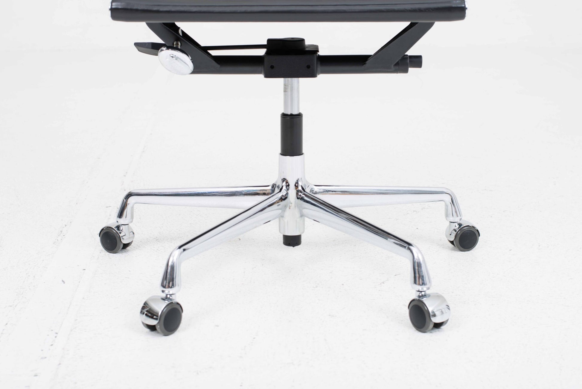 Vintage Bürostuhl "EA 117" von Charles und Ray Eames für Vitra