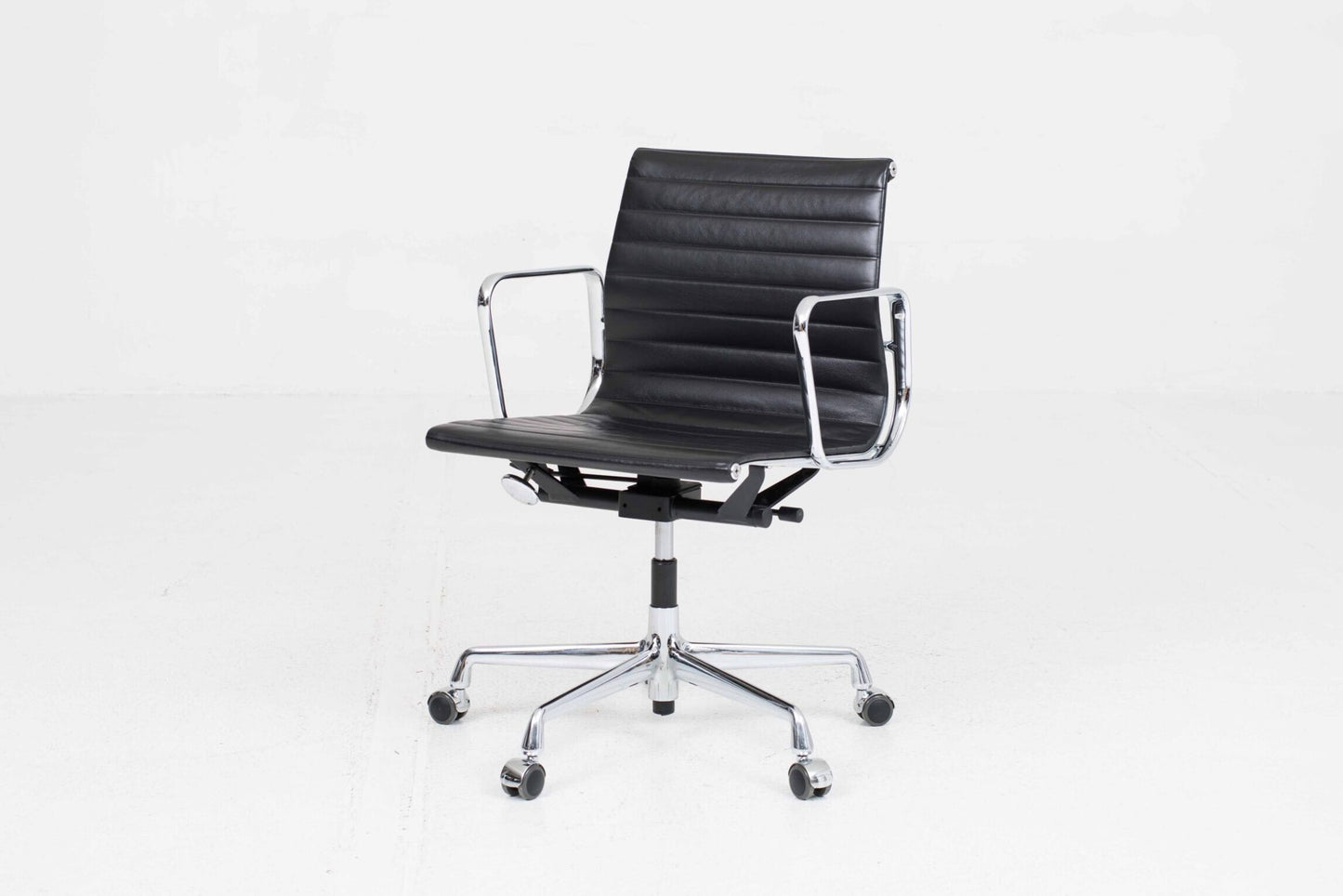 Vintage Bürostuhl "EA 117" von Charles und Ray Eames für Vitra