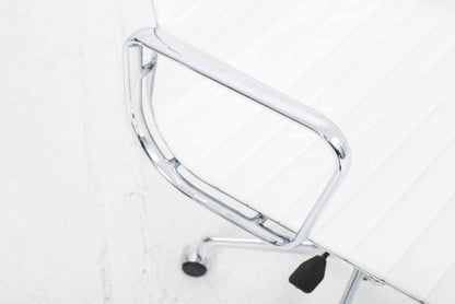 Vintage Bürostuhl "EA 117" von Eames für Vitra, weisses Leder