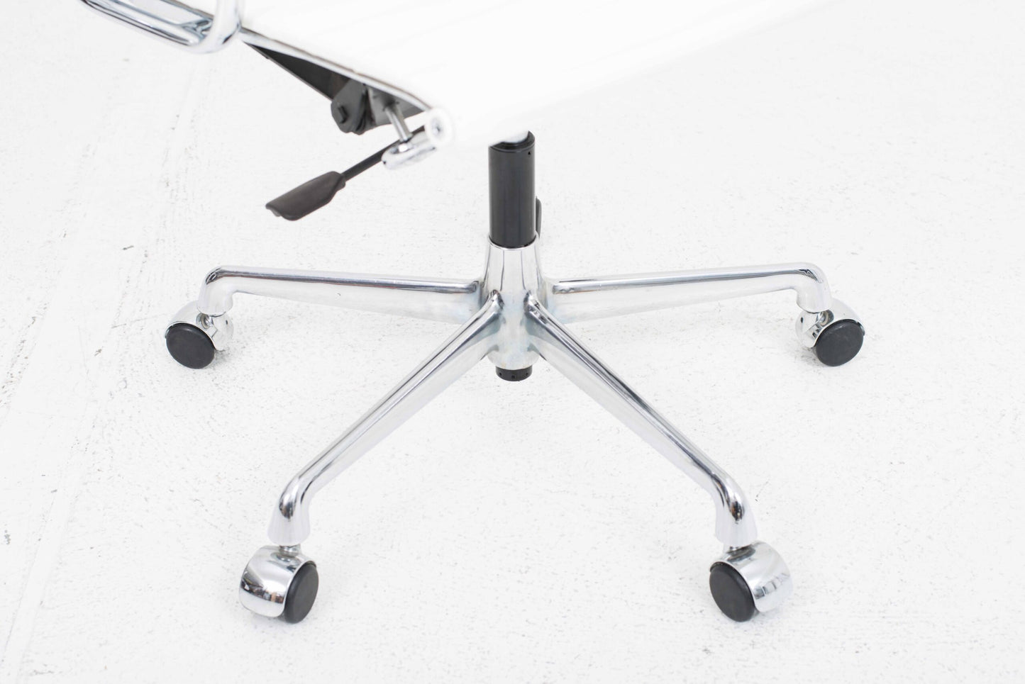 Vintage Bürostuhl "EA 117" von Eames für Vitra, weisses Leder