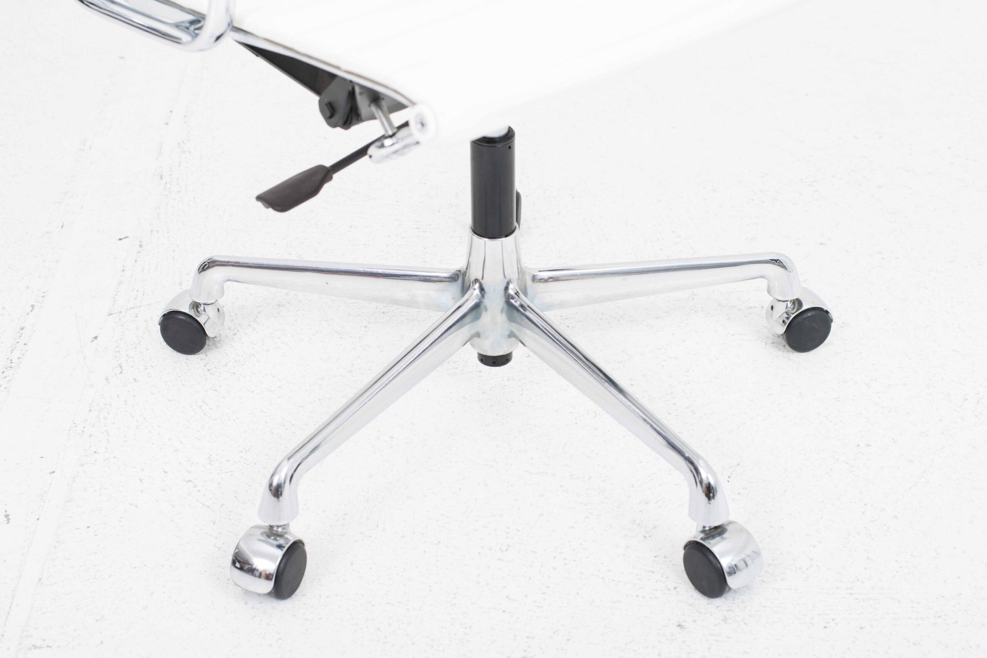 Vintage Bürostuhl "EA 117" von Eames für Vitra, weisses Leder