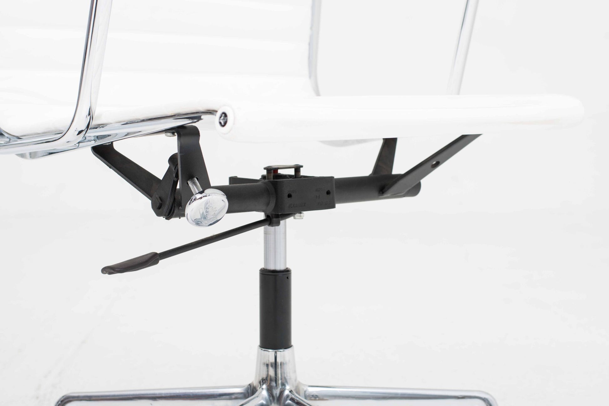 Vintage Bürostuhl "EA 117" von Eames für Vitra, weisses Leder