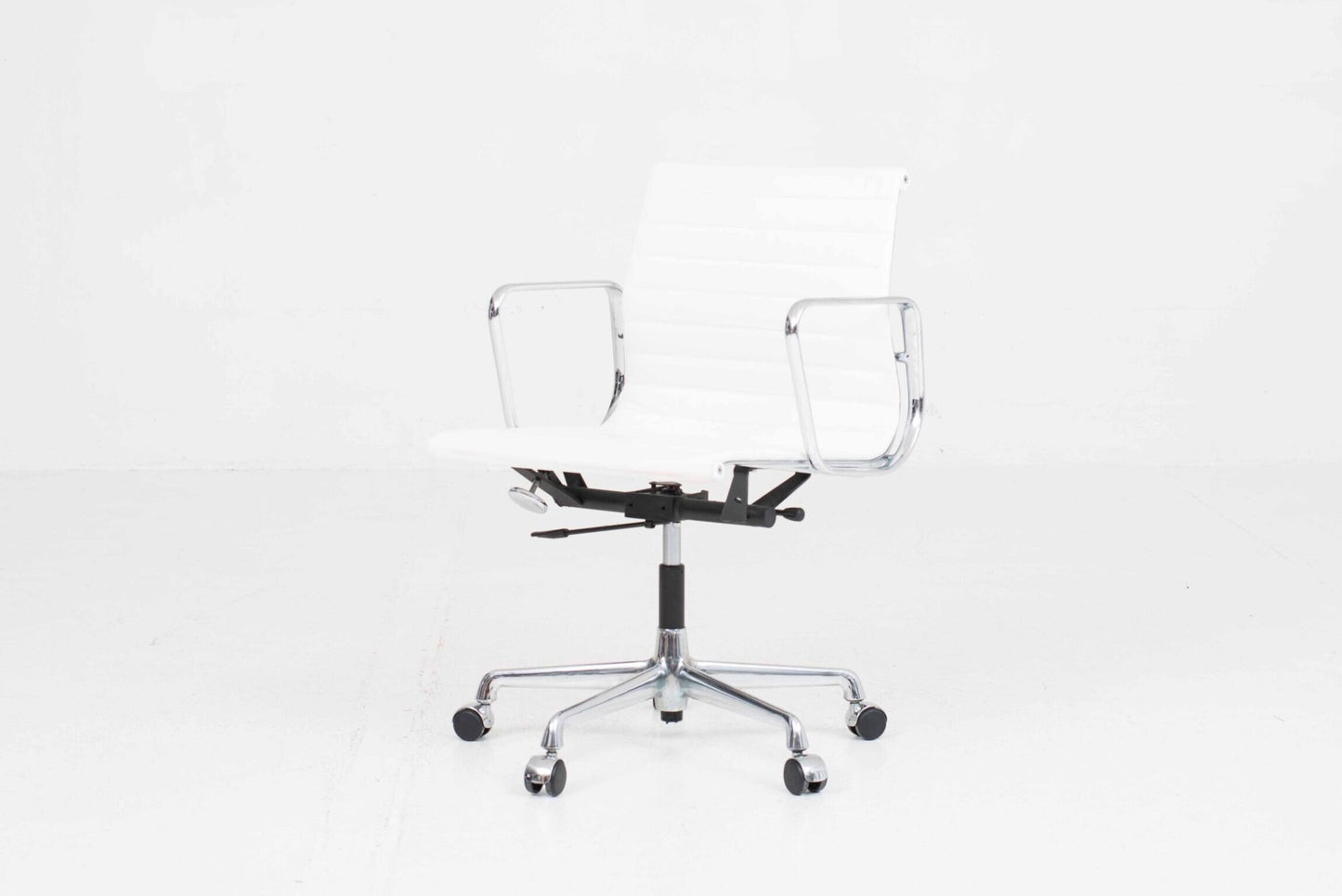 Vintage Bürostuhl "EA 117" von Eames für Vitra, weisses Leder
