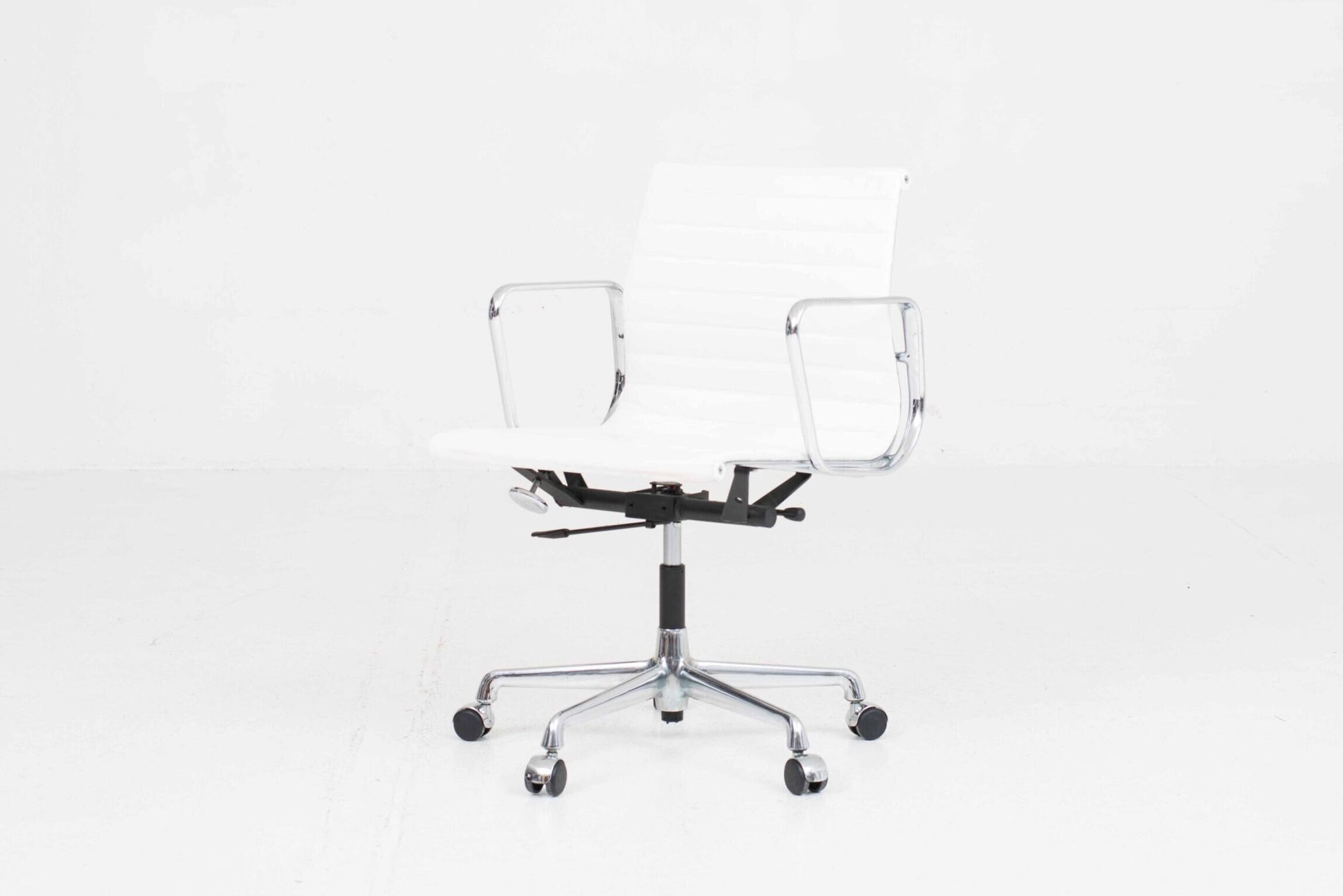 Vintage Bürostuhl "EA 117" von Eames für Vitra, weisses Leder