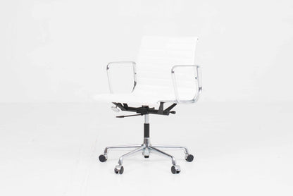 Vintage Bürostuhl "EA 117" von Eames für Vitra, weisses Leder