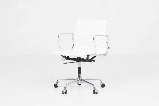 Vintage Bürostuhl "EA 117" von Eames für Vitra, weisses Leder