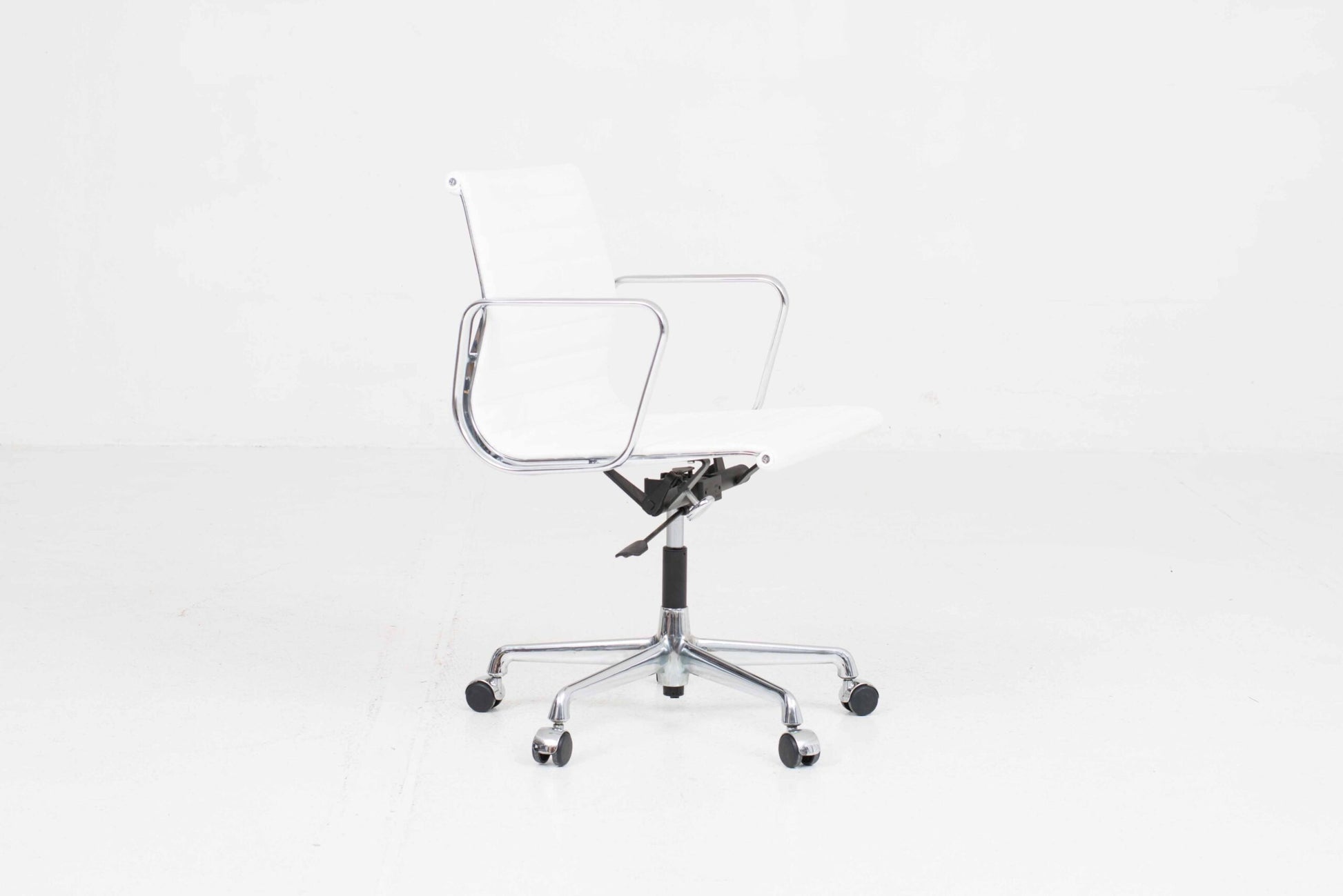 Vintage Bürostuhl "EA 117" von Eames für Vitra, weisses Leder